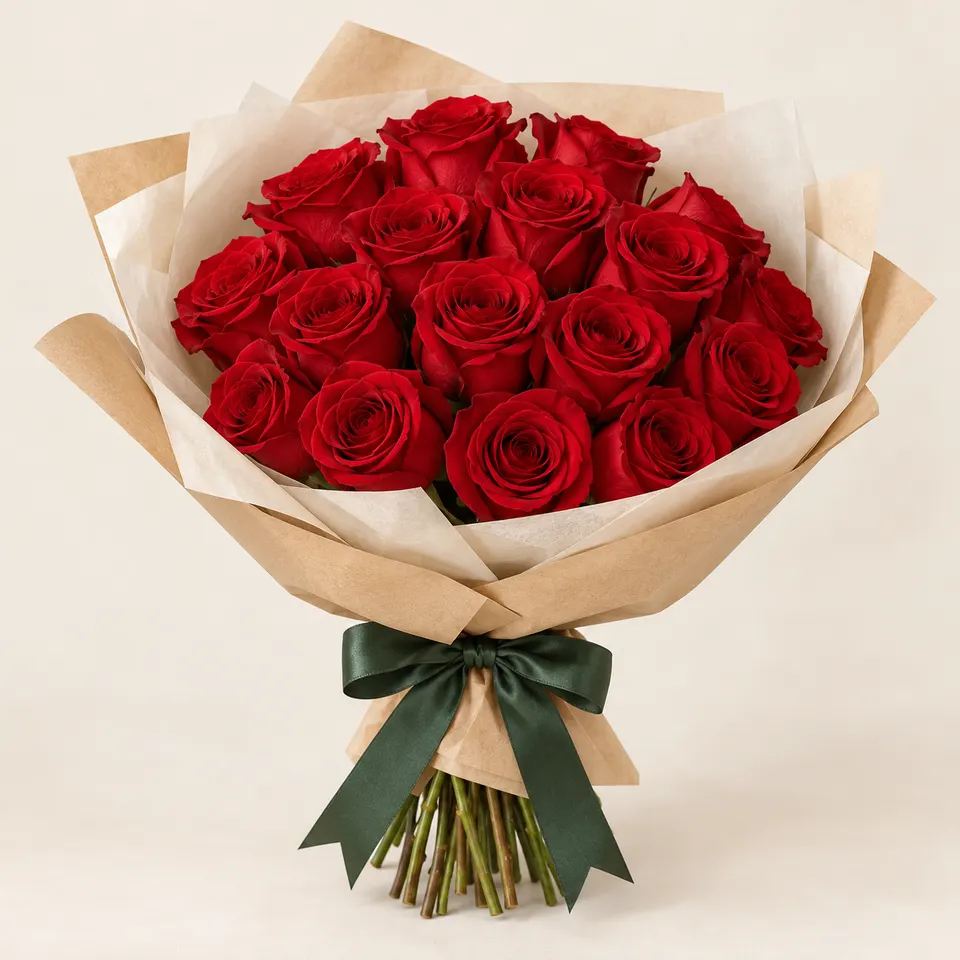 Buquê delicado com 15 Rosas Vermelhas